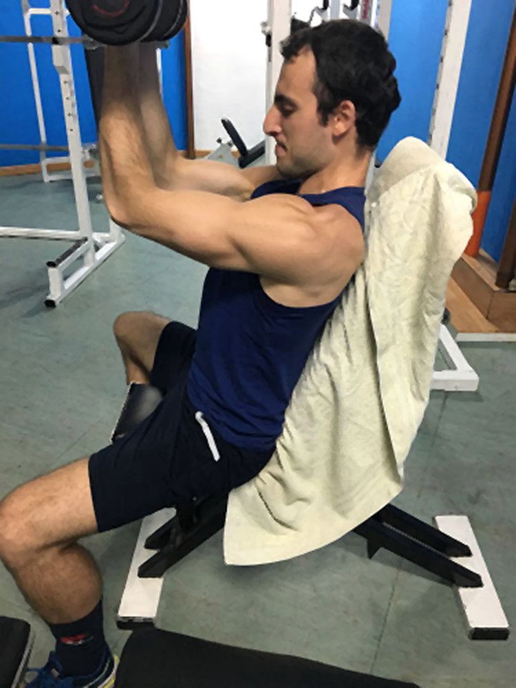 Daniele Volpintesta durante un allenamento in sala attrezzi
