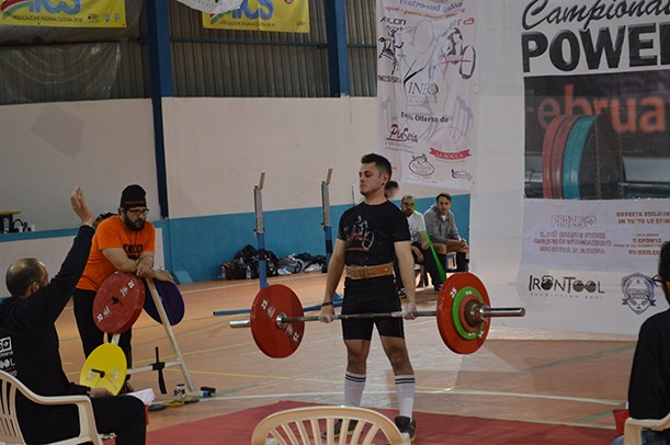 Simone Trifiro durante una gara di powerlifting